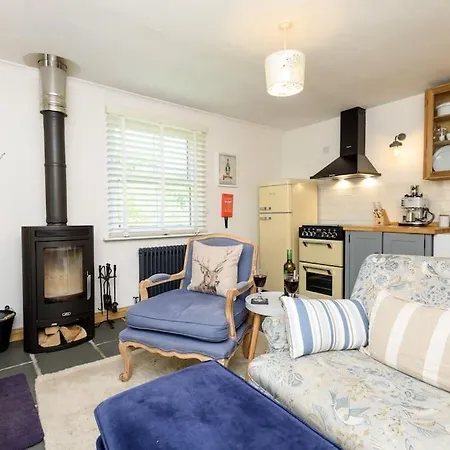 Bijou Coastal Apartment In Polperro With Hot Tub Onsite Parking Downhill Walk To Village Exterior photo
