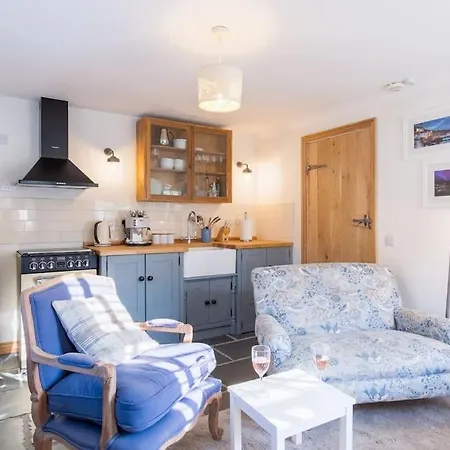 Bijou Coastal Apartment In Polperro With Hot Tub Onsite Parking Downhill Walk To Village Exterior photo