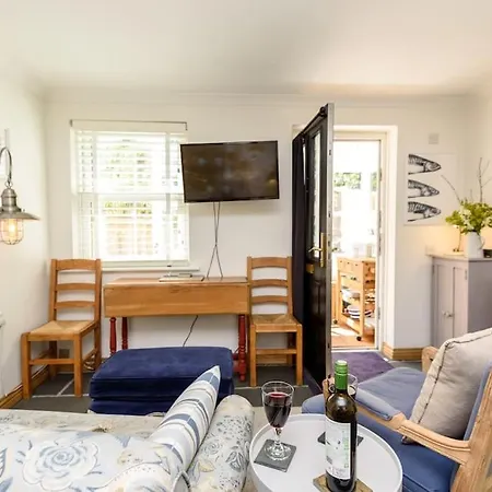 Bijou Coastal Apartment In Polperro With Hot Tub Onsite Parking Downhill Walk To Village Exterior photo