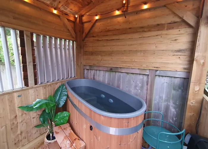 Bijou Coastal Apartment In Polperro With Hot Tub Onsite Parking Downhill Walk To Village