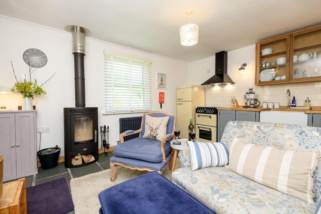 Holiday home Bijou Coastal In With Hot Tub Onsite Parking Downhill Walk To Village
