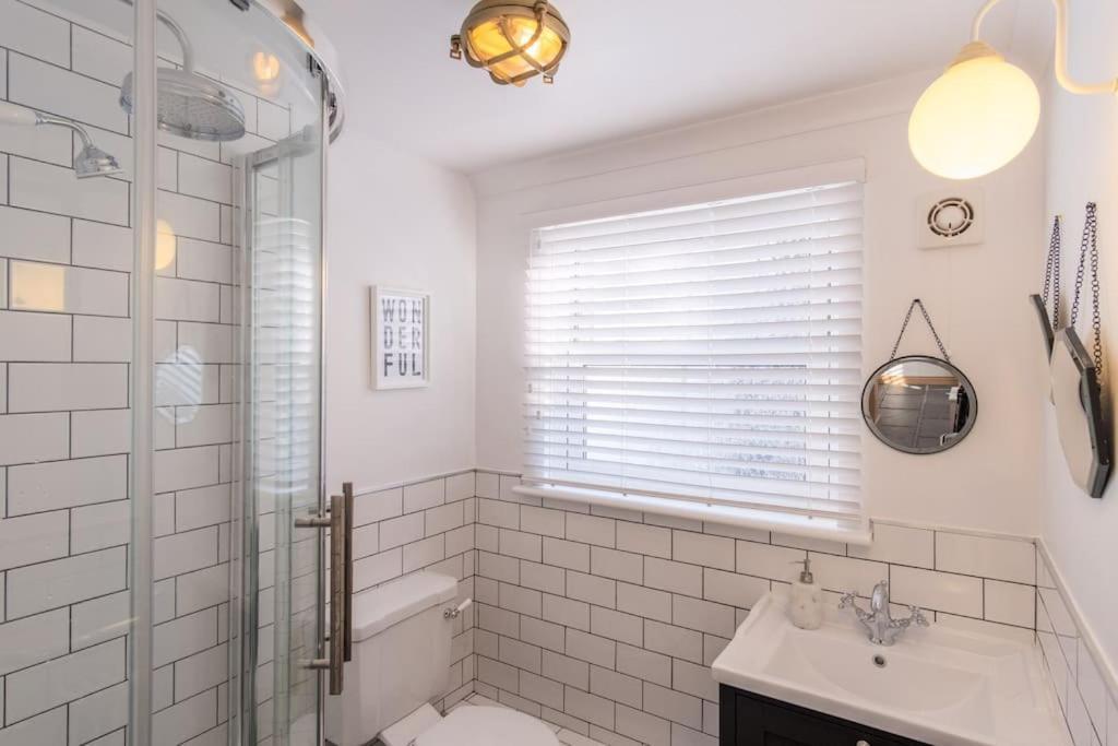 Bijou Coastal In With Hot Tub Onsite Parking Downhill Walk To Village Holiday home Polperro