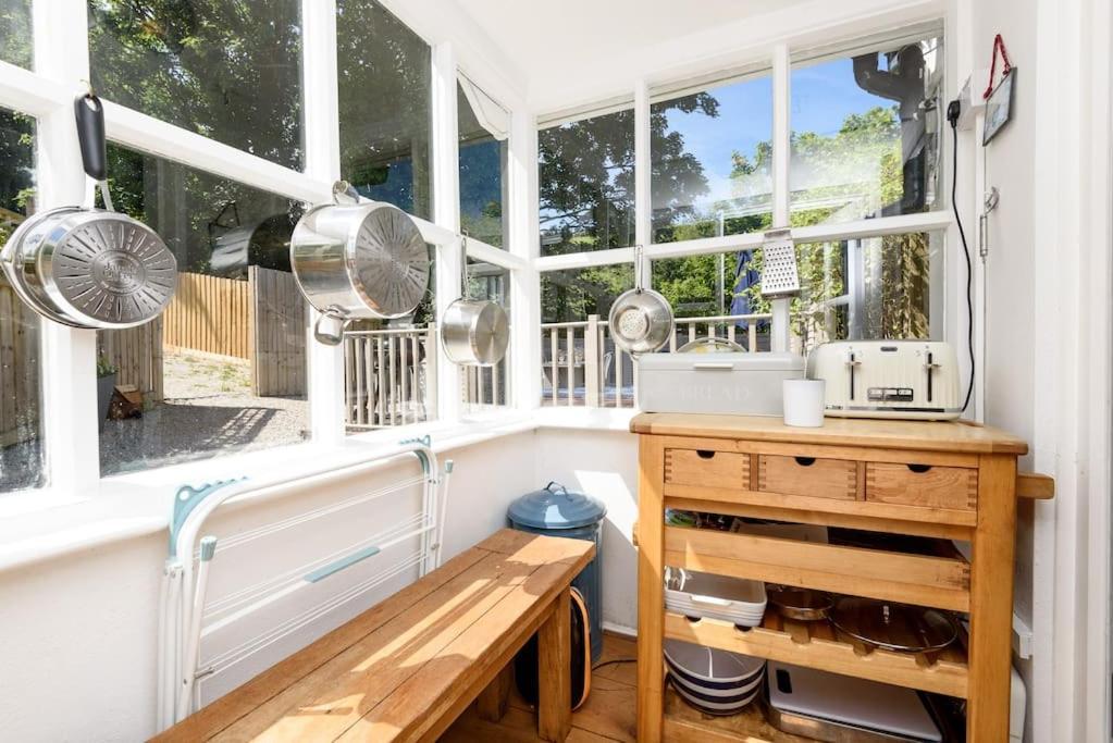 Bijou Coastal In With Hot Tub Onsite Parking Downhill Walk To Village *