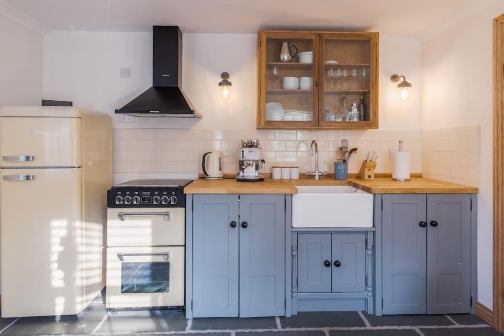Bijou Coastal In With Hot Tub Onsite Parking Downhill Walk To Village * Polperro