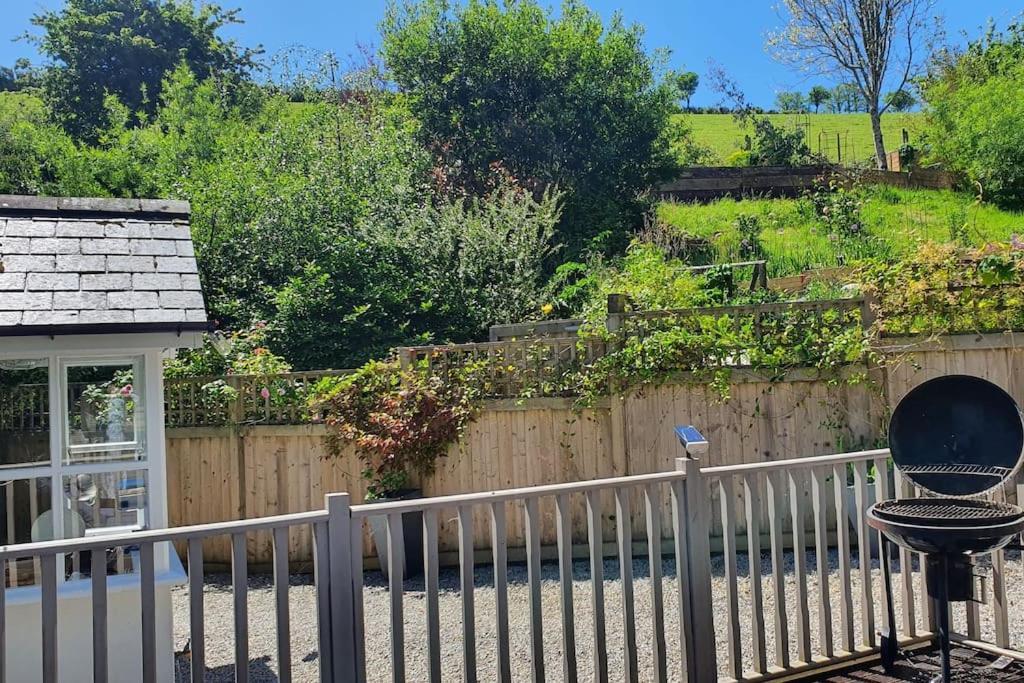 Bijou Coastal In With Hot Tub Onsite Parking Downhill Walk To Village Holiday home