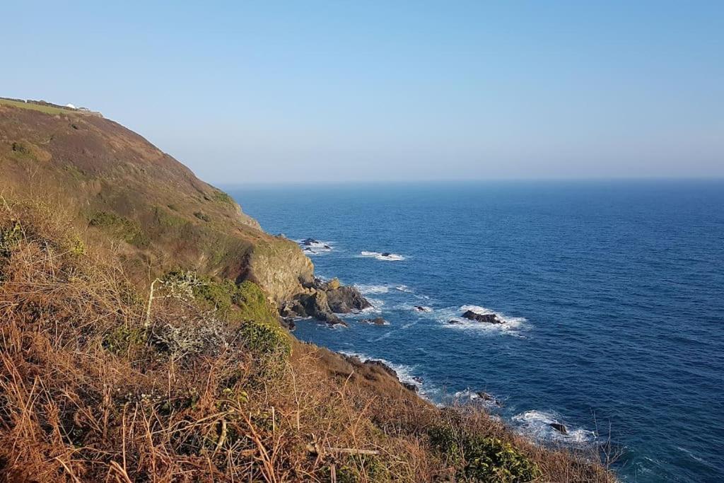 Holiday home Bijou Coastal In With Hot Tub Onsite Parking Downhill Walk To Village *